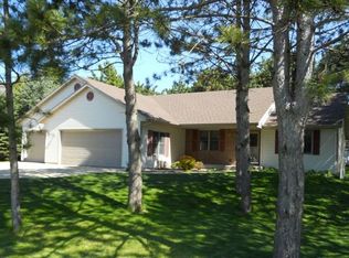 W9230 Red Feather Dr, Cambridge, WI 53523
