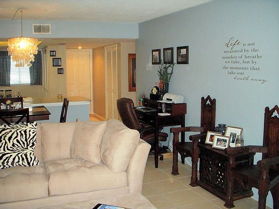 Living, front entrance