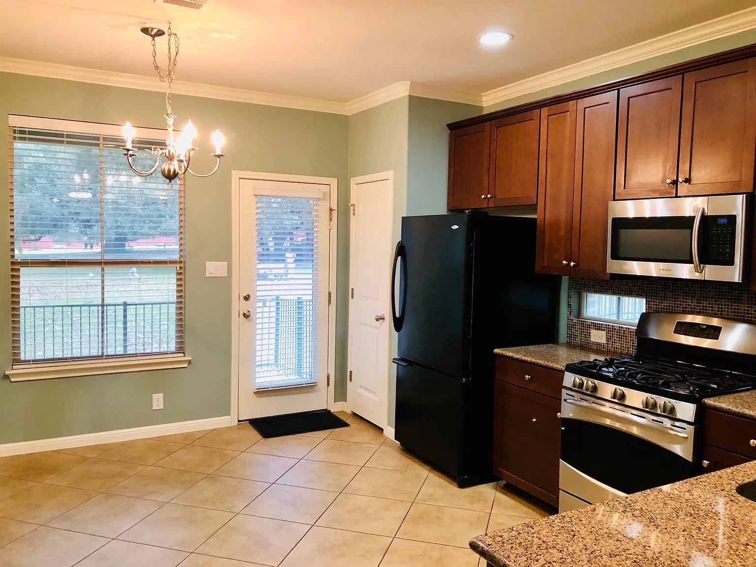 3 bed, 2.5 bath, 1795 sqft, $2,245 — Photo 2