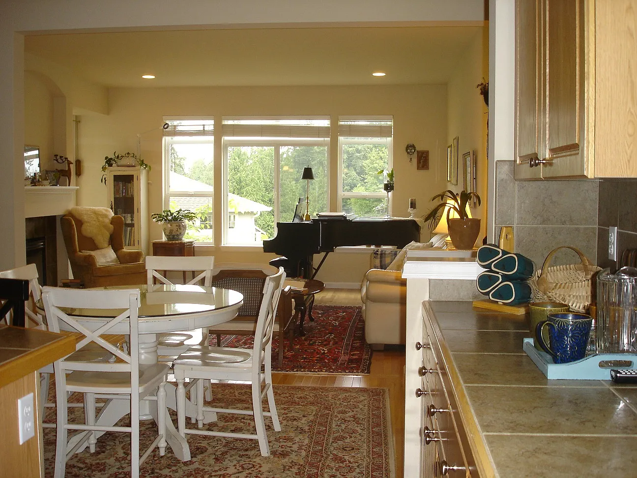 4 bed, 2.5 bath, 2460 sqft, $2,950 — Photo 3