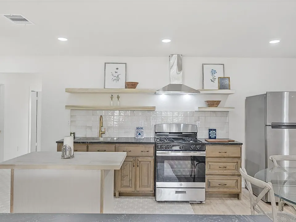 805 Parkstone Dr