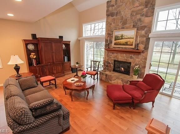 5th image of 475 Stirling Dr
