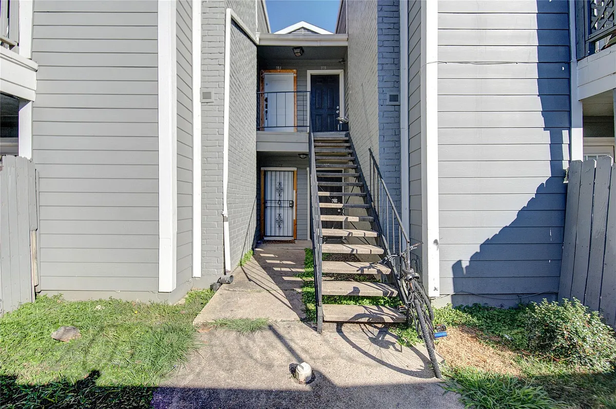 Building Photo - 12500 Sandpiper Dr #197