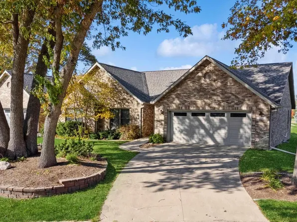 1318 Springbrook Ln, De Witt, IA 52742
