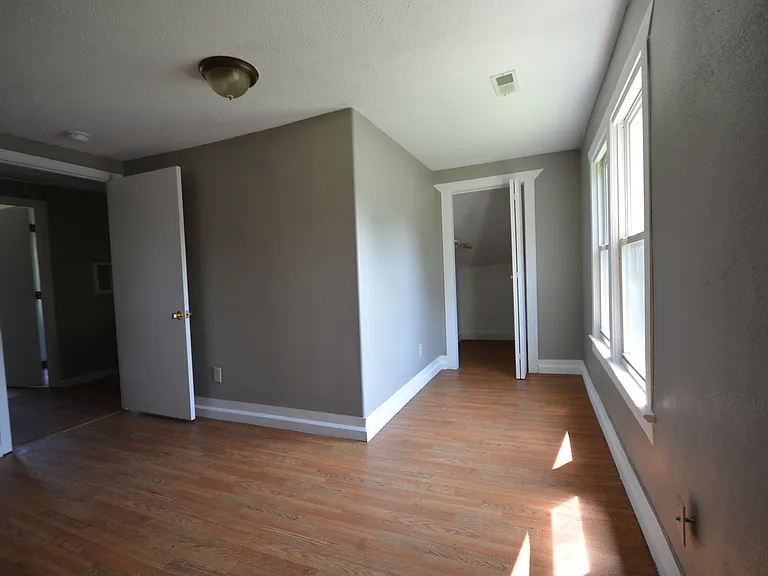 2012 W Webster St — Photo 11