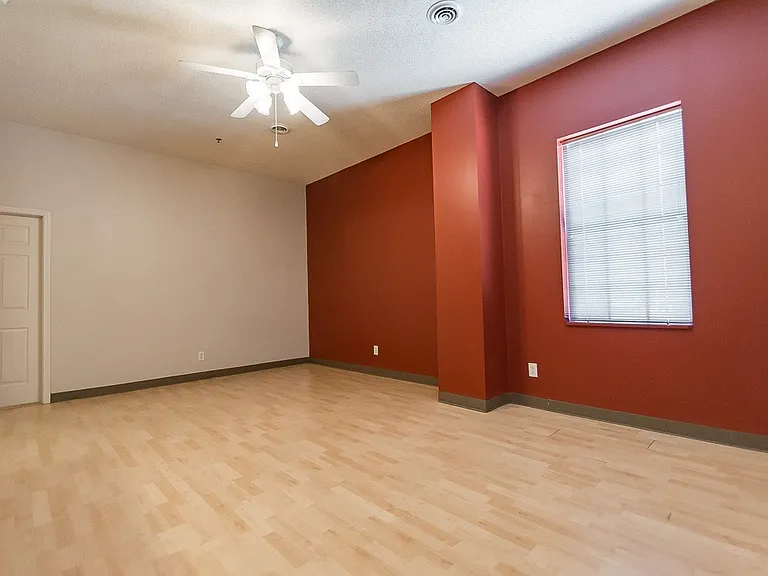 Tenth & College Apartments — Photo 27