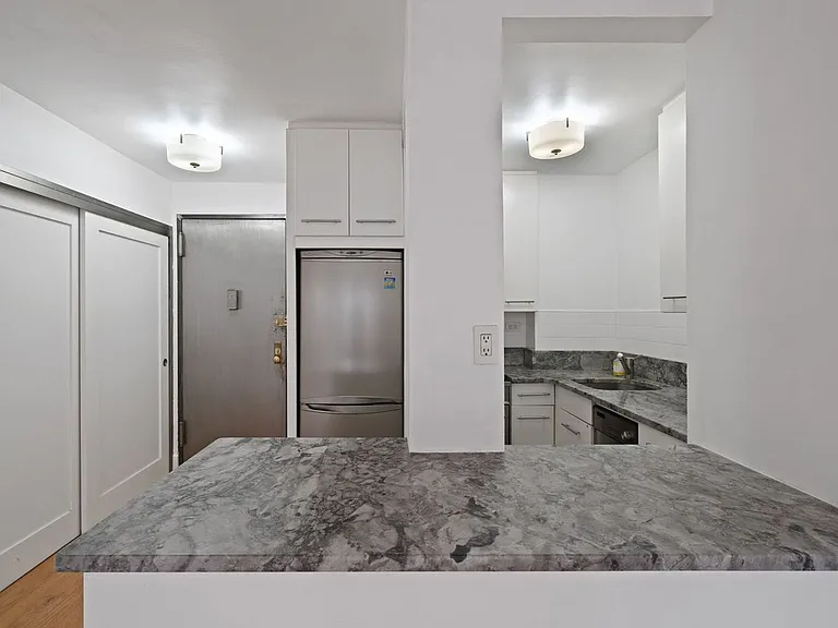 160 E 27th St #9F — Photo 4
