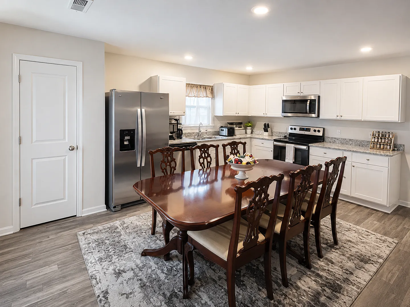 Beautiful 2 story Home 3+2.5 For Lease. — Photo 2