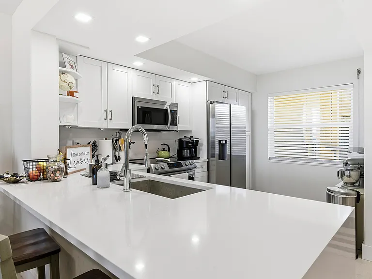 896 N Federal Hwy #523 — Photo 7