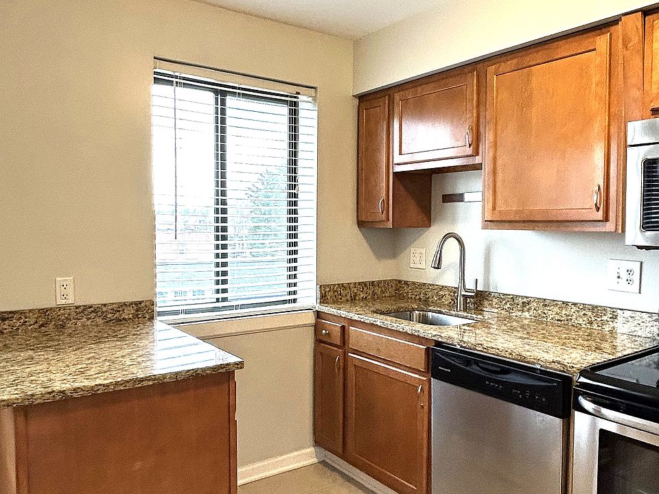 Fully equip Kitchen 
Granite countertop, stainless appliances, beautiful cabinetry