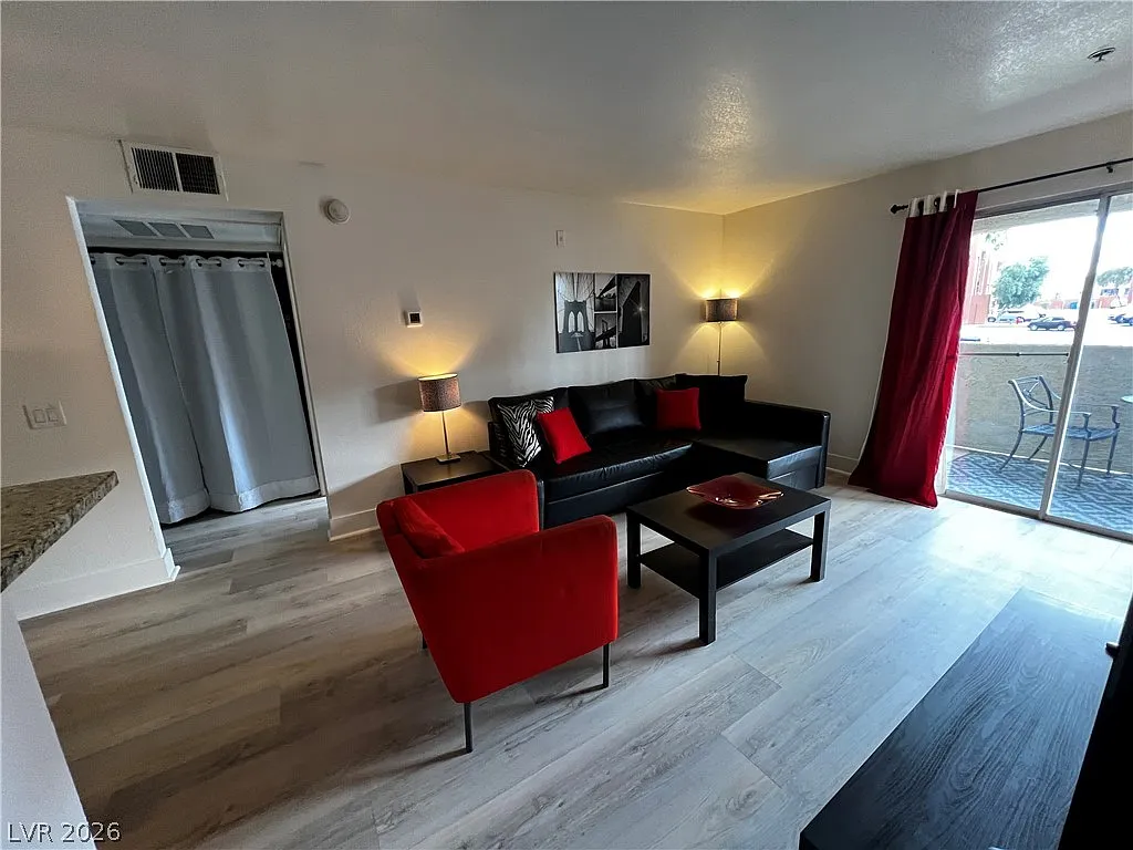 2 bed, 2.0 bath, 902 sqft, $2,150 — Photo 4