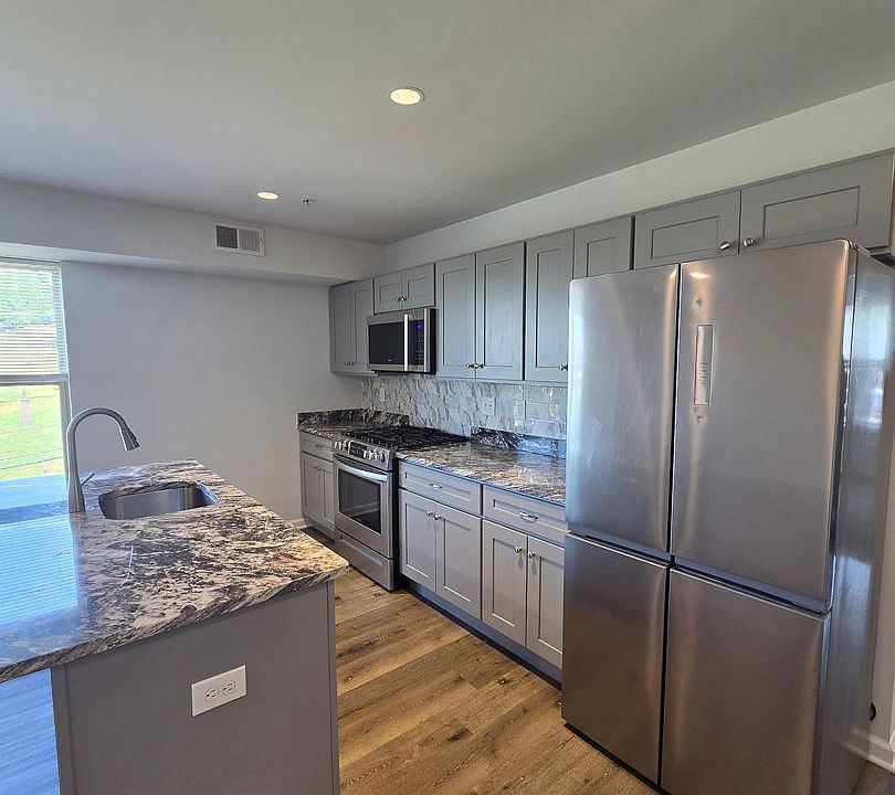 1st image of 938 E 4th St #401