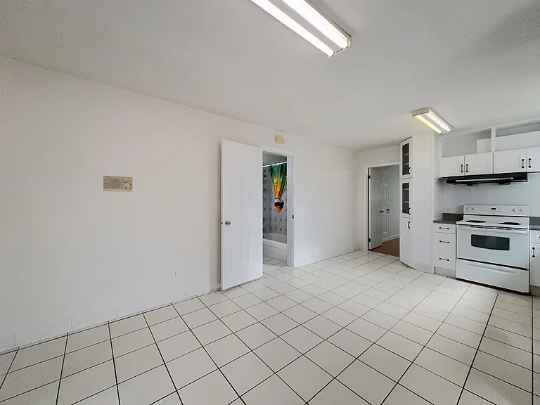 3218 E 45th Ave — Photo 3