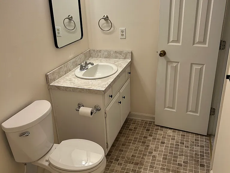 Primary full bathroom (1st floor)