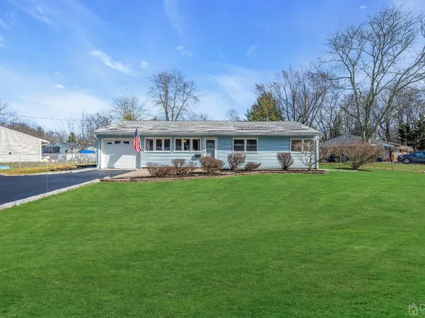 4 Delsey Rd S, Kendall Park, NJ 08824