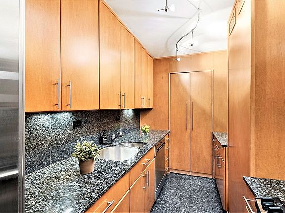 3rd image of 333 E 66th St APT 3N