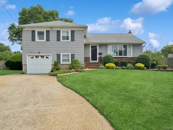 330 Grover Avenue E, Massapequa Park, NY 11762