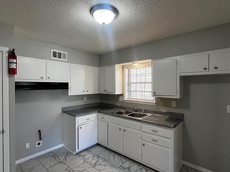 2547 Courtney Dr — Photo 7