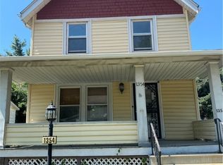 1354 Penhurst Rd, Cleveland, OH 44110