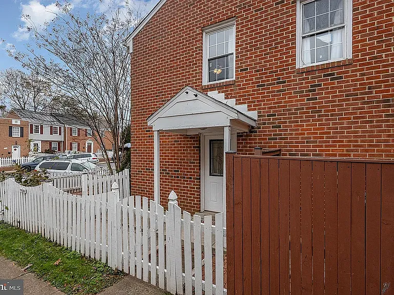 9728 Bragg Ln — Photo 2