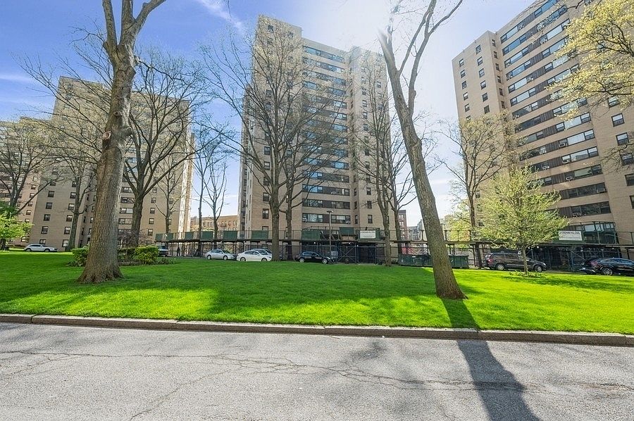 1st image of 8 Fordham Hill Oval APT 16G