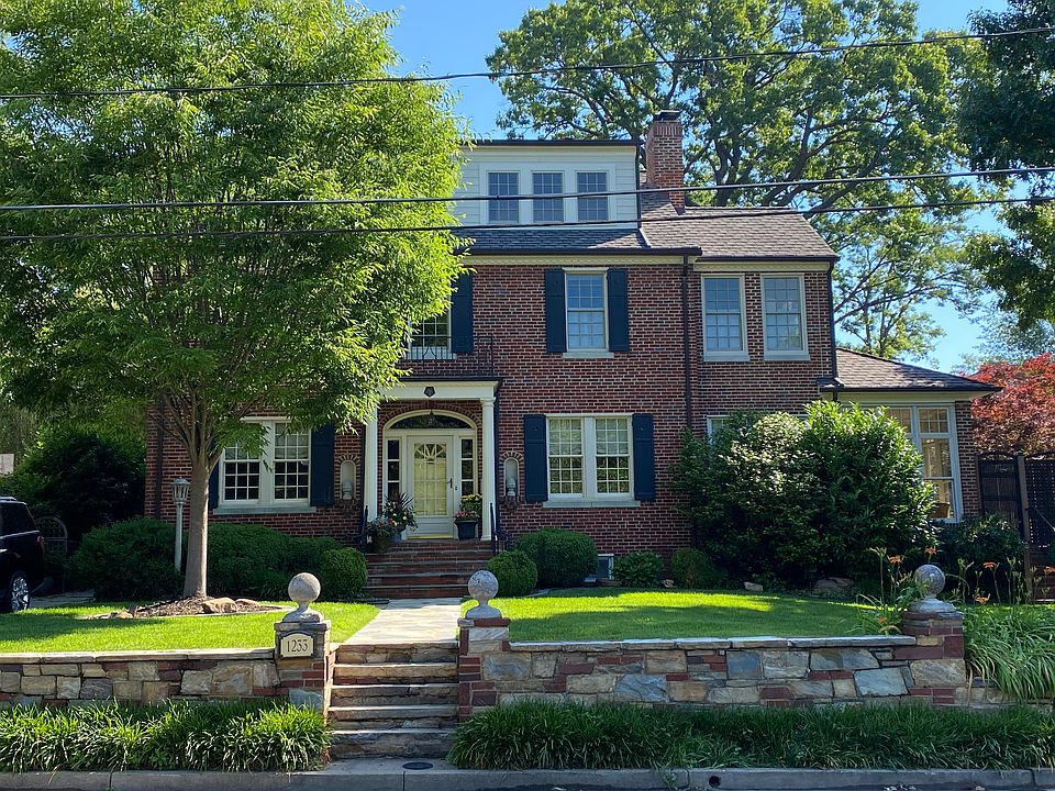 The owners live part time in the main part of the house. The apartment is accessed through a private address in the left side facing the house and downstairs.