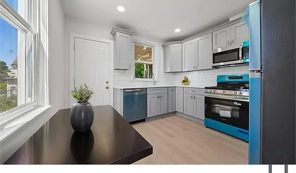 3 bed, 900 sqft, $3,600 — Photo 2