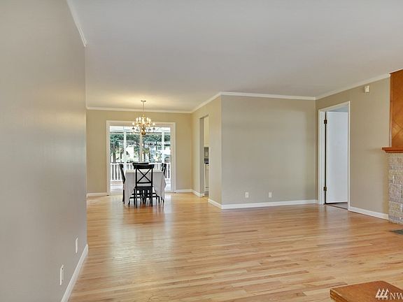 5th image of 327 NE 161st St