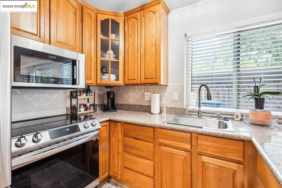 3 bed, 1.5 bath, 1254 sqft, $3,350 — Photo 2
