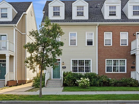 2nd image of 914 Valour Way NW