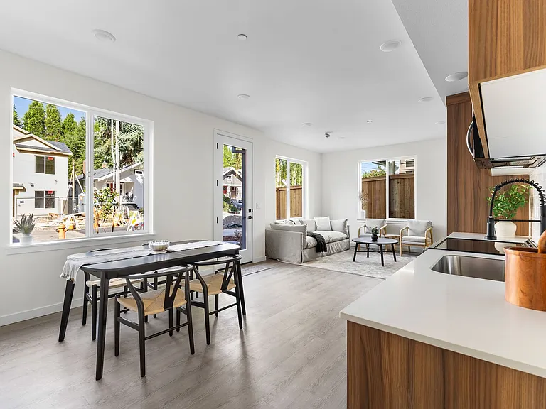 *1 Month Free Rent* A 2bd/2bath Modern Townhome In Portland's Vibrant Hollywood District — Photo 2