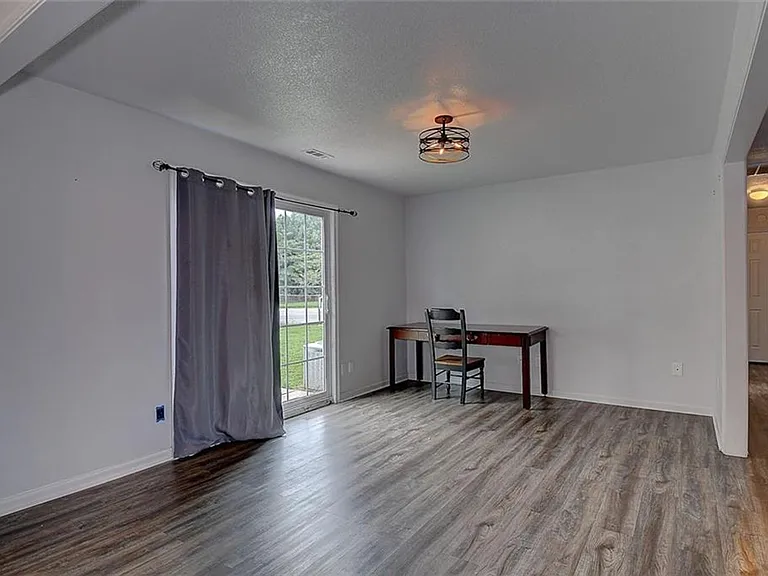 1093 Salisbury Dr — Photo 17