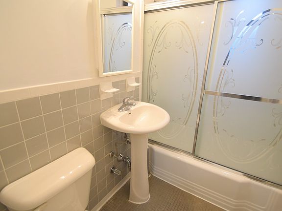 River Hill Gardens - Bathroom - M85-06A