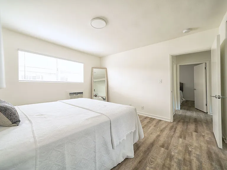 570 N Los Robles Ave — Photo 65