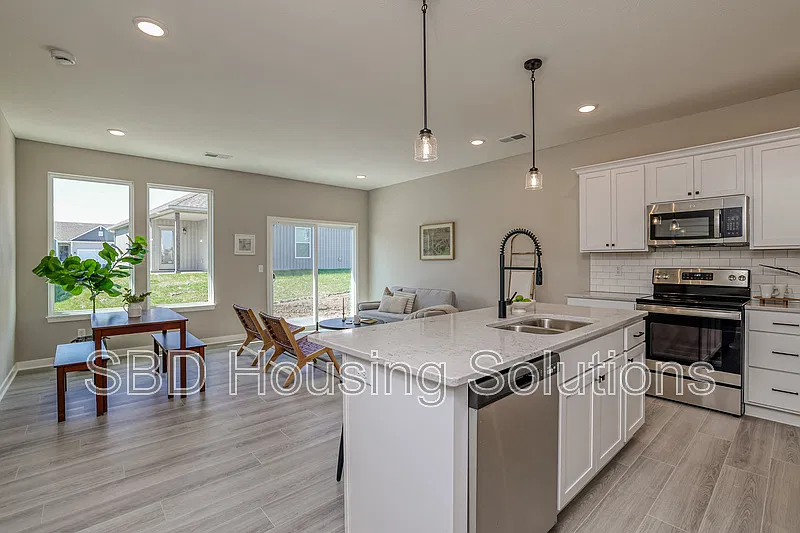 3 bed, 2.0 bath, 1300 sqft, $1,895 — Photo 2