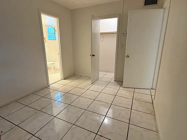 425 NE 32nd St #4 — Photo 8
