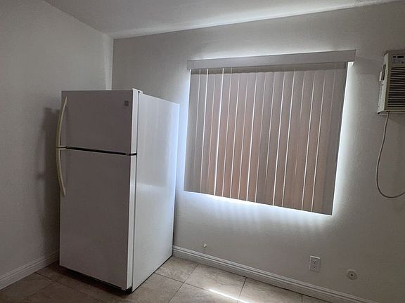 2nd image of 947 S Westmoreland Ave #306