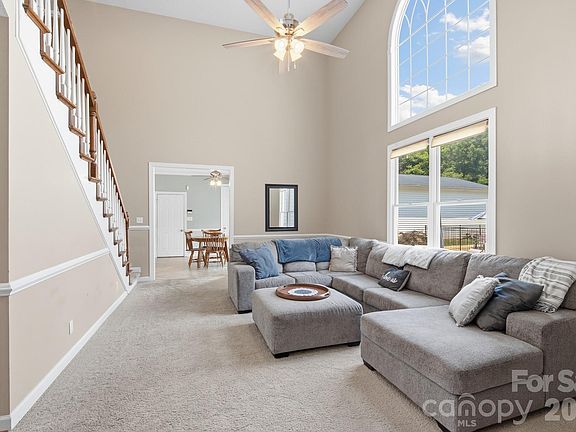 3rd image of 825 Timberlane Trl
