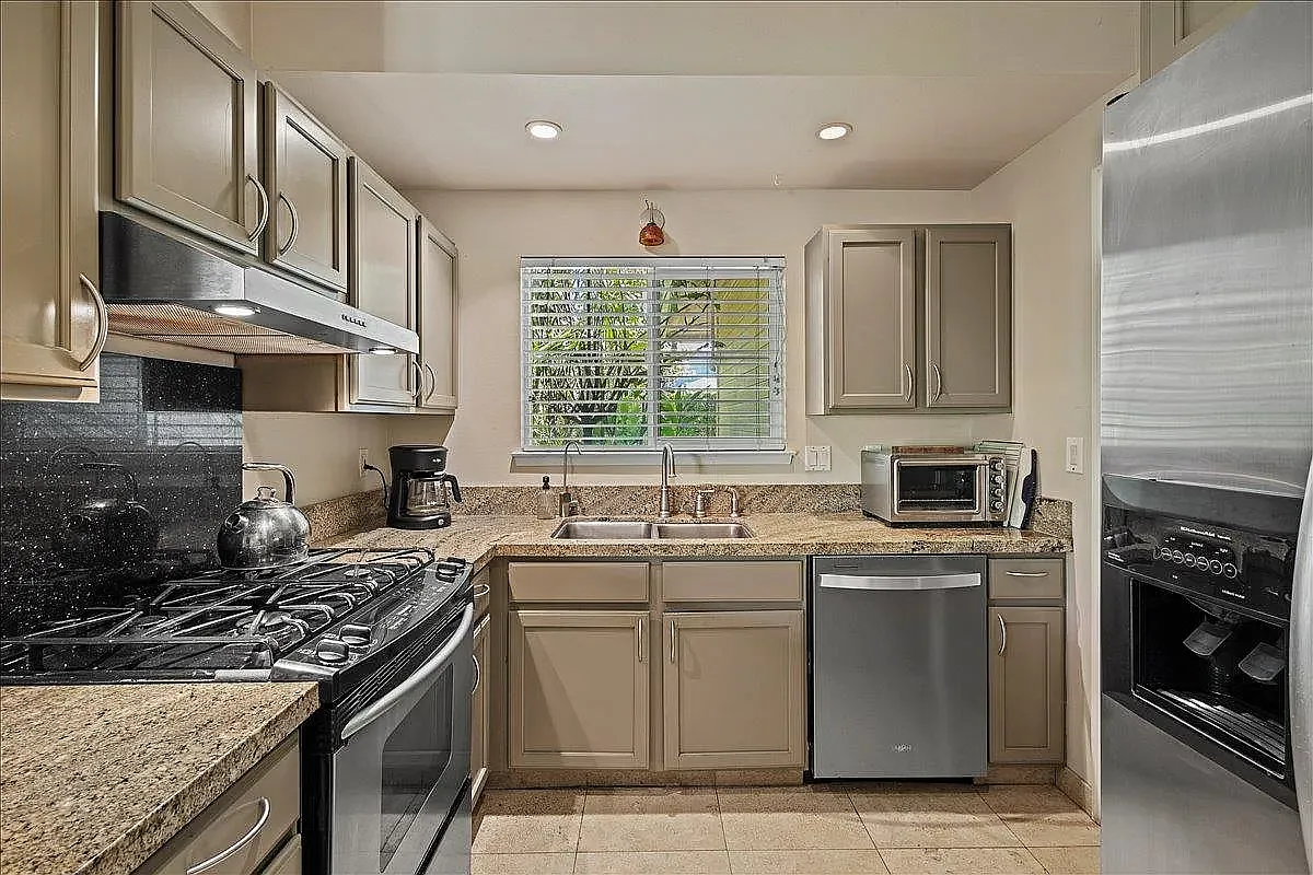 3 bed, 1004 sqft, $6,500 — Photo 3