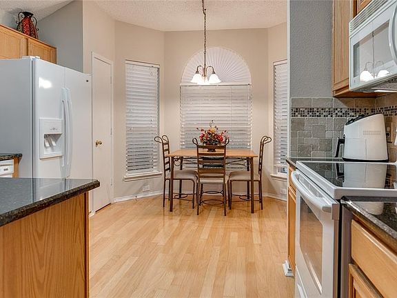3rd image of 1305 Vail Ln