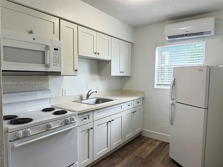 1821 Thomas St #2 — Photo 5