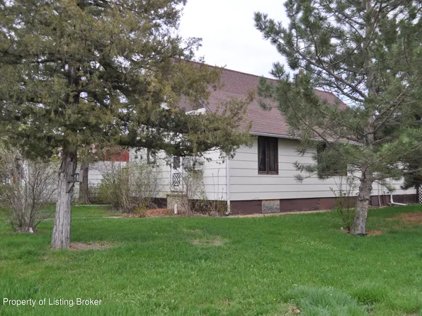 110 8th St W, Lemmon, SD 57638