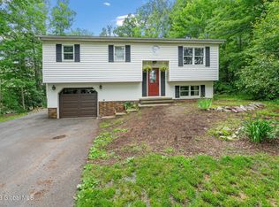 3 Breezedale Dr, Averill Park, NY 12018
