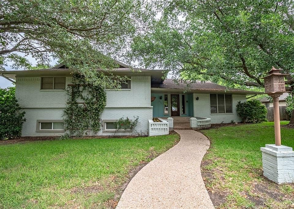 1st image of 819 Clarence Dr