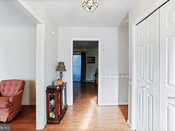 4th image of 1910 Maplewood Dr