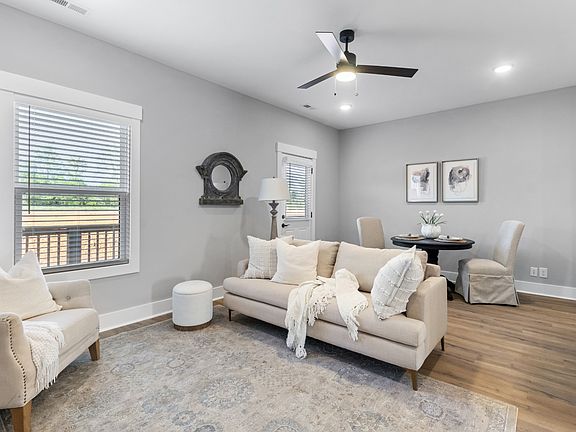 3rd image of 401 Jonathan Wade Cir
