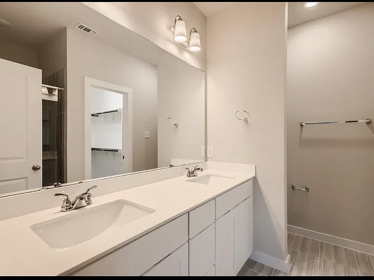 1325 Creekbank Dr — Photo 10