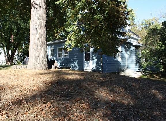 2nd image of 301 Wood St N