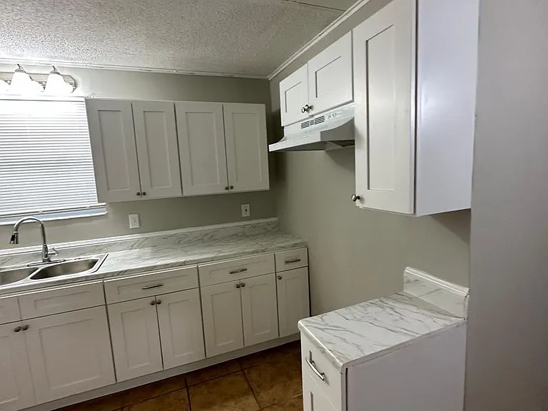2851 Sophia St — Photo 58