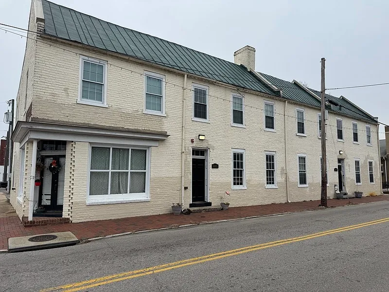 Building Photo - 201 E Bank St #2
